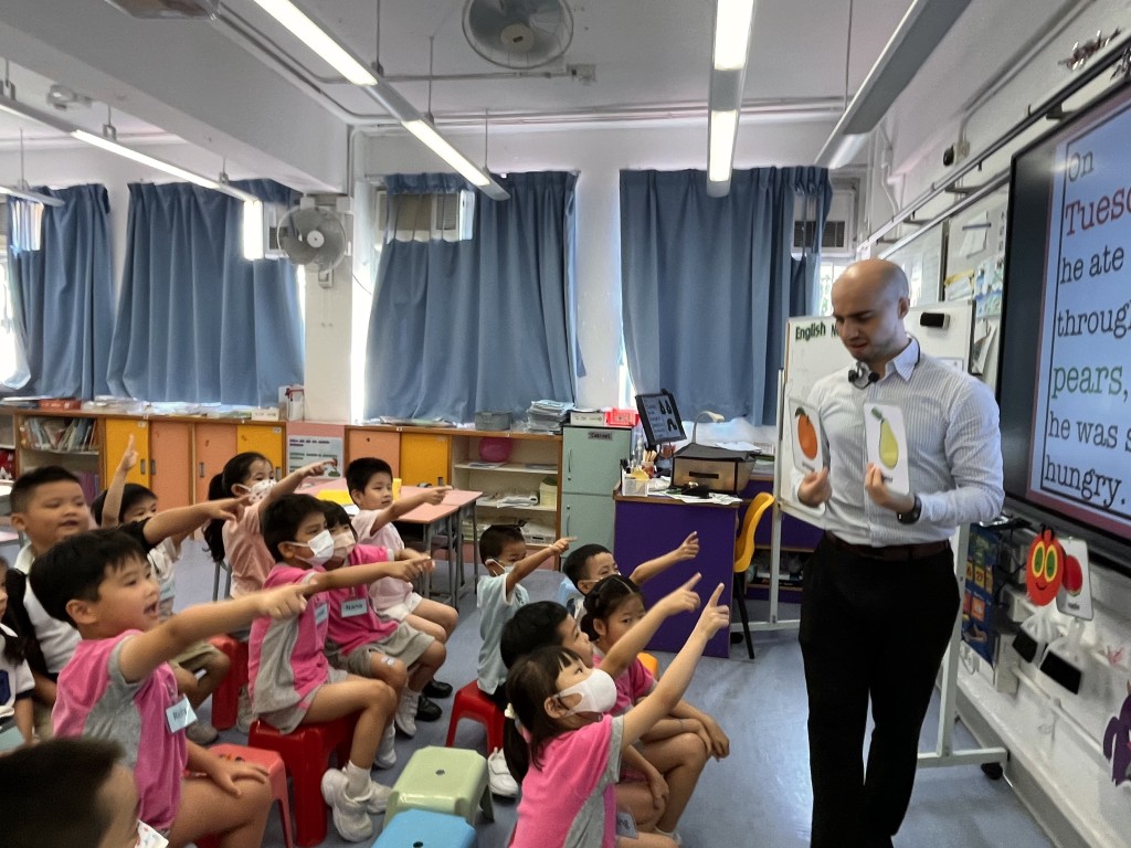 在英语衔接班中,学生在轻松自在的氛围中学习和运用英语。(图片来源:受访学校提供) 在英语衔接班中,学生在轻松自在的氛围中学习和运用英语。(图片来源:受访学校提供)