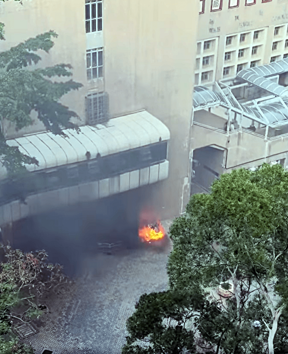 華貴邨社區會堂附近一堆雜物起火。fb：消防群組