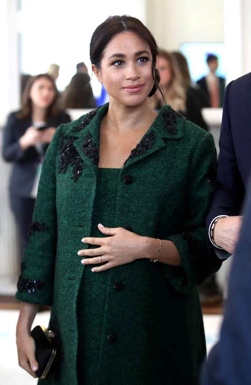 梅根2019年3月挺著孕肚访问加拿大，穿了一套莫拉里奥格鲁设计的墨绿色洋装和大衣。路透