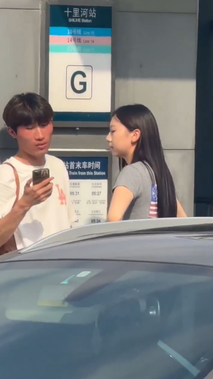 北京男子被女友當街連摑八巴無還手獲讚。