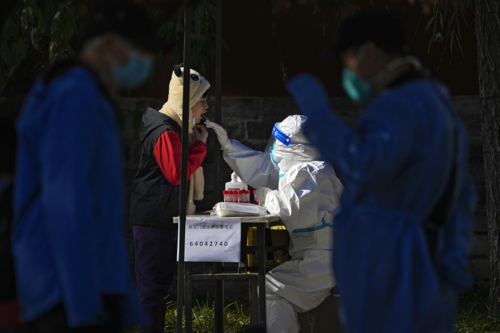 北京市加強對市民核酸檢測。AP