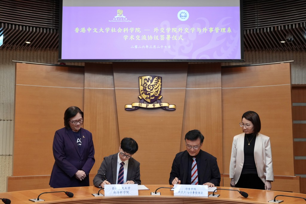 在潘偉賢（左1）及盧可（右1）見證下，馮應謙（左2）與熊煒（右2）代表雙方簽署協議。 中大提供