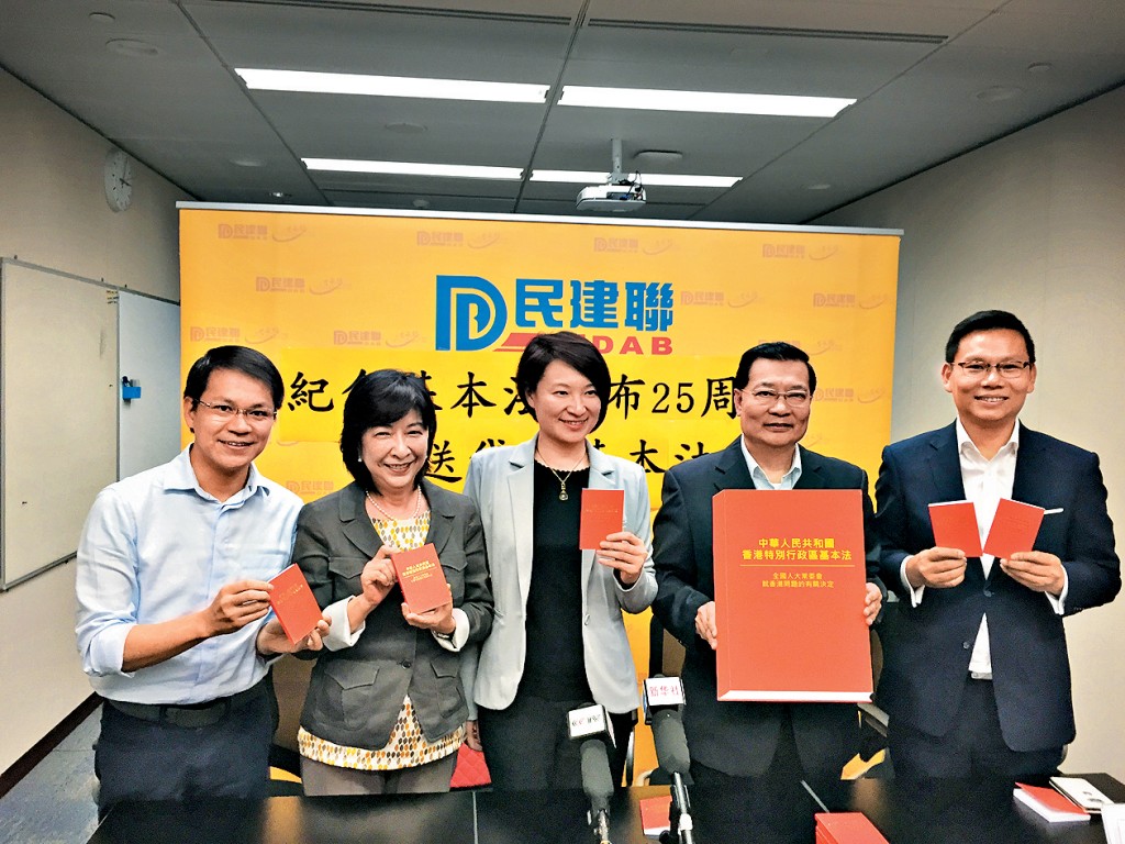 李慧琼是继曾钰成后，第2个拥民建联背景的立法会主席。