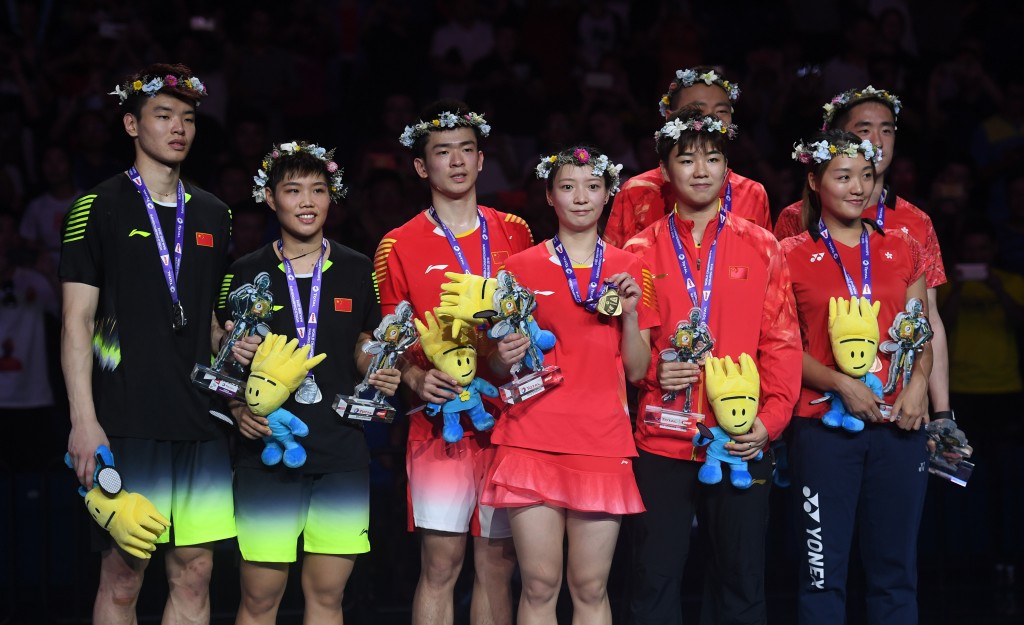 2018羽毛球世锦赛，获得季军的中国组合张楠李茵晖和中国香港组合选手邓俊文谢影雪（从左至右）在颁奖仪式上。新华社