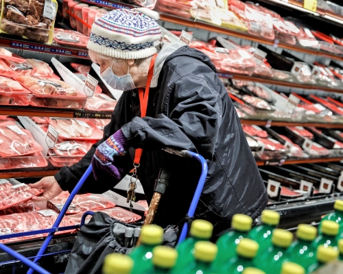 纽约一位长者在一家杂货店的肉区购物。 AP