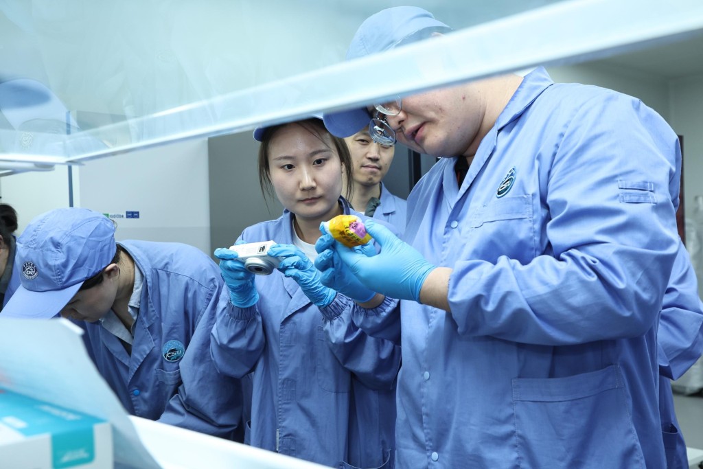 科研人員檢查神舟十九帶回的科學實驗樣品。 科研人員檢查神舟十九帶回的科學實驗樣品。
