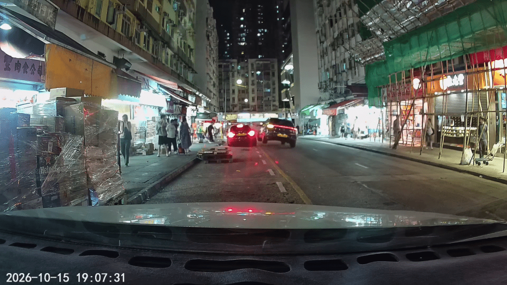 平治無故撞向路邊一部私家車,之後逃去。FB:車Cam L(香港群組) 平治無故撞向路邊一部私家車,之後逃去。FB:車Cam L(香港群組)