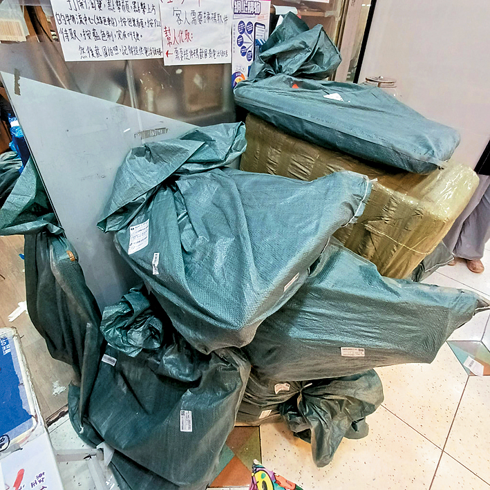 港人網購成風，導致有部分自提點「爆倉」，部分貨物放置於店外位置。
