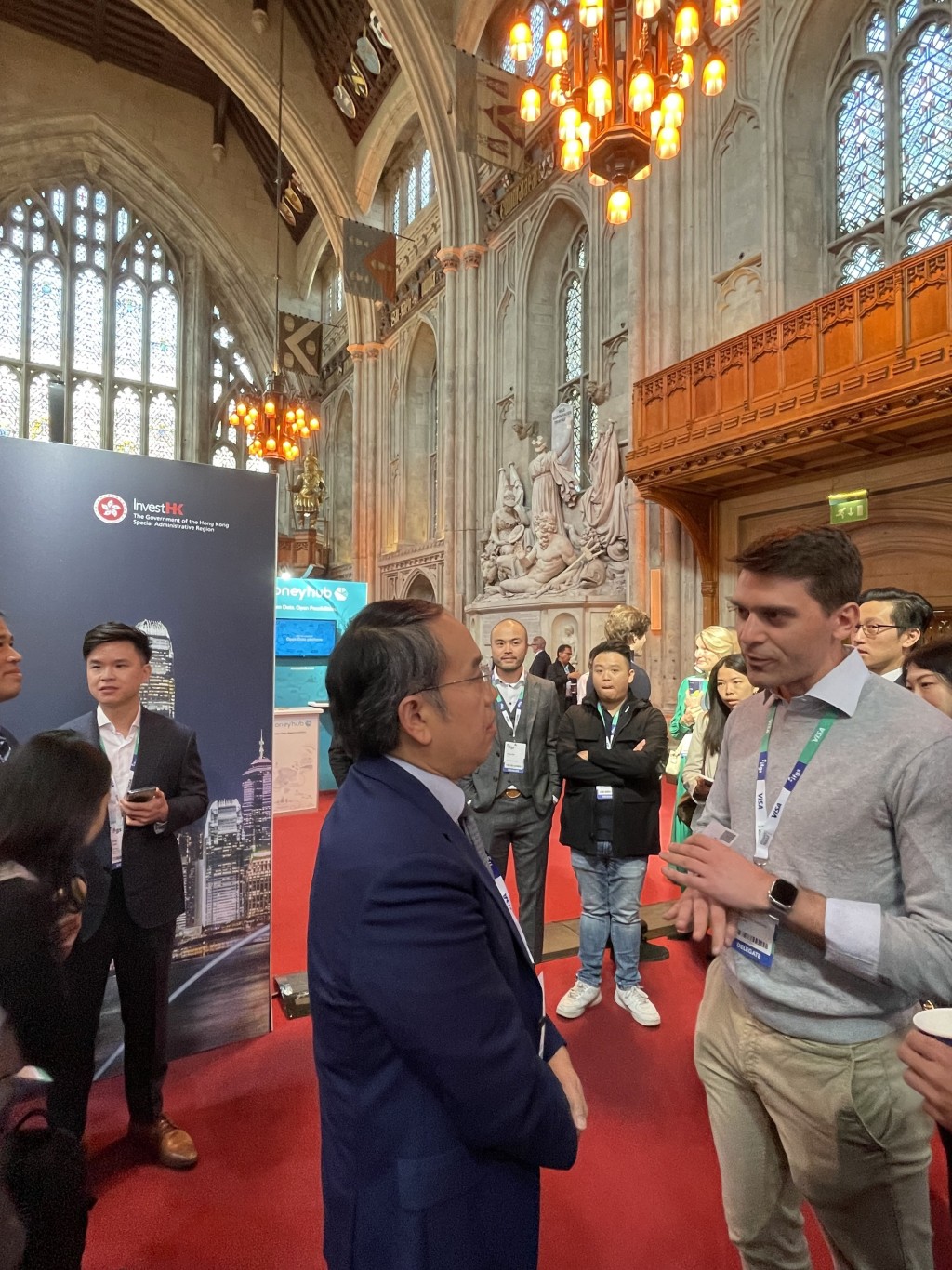 財經事務及庫務局局長許正宇（左）於倫敦出席2023創新金融全球峰會時，參觀投資推廣署的大型宣傳攤位。（政府新聞處）
