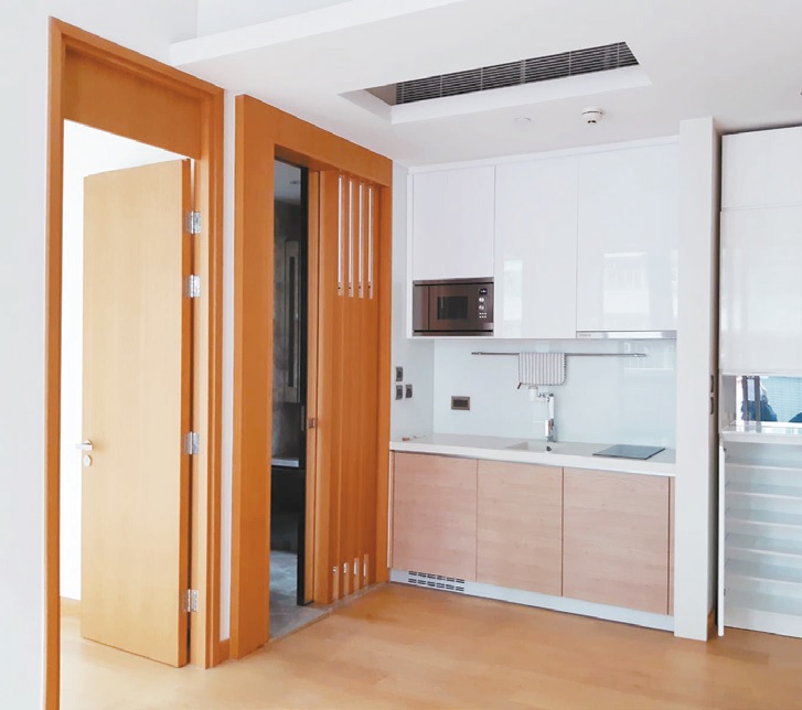 開放式廚房設有上、下組廚櫃，提供收納空間。