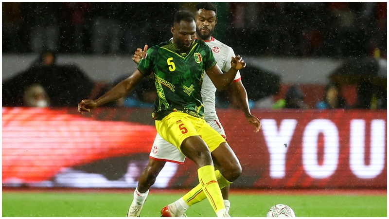 1.95米的迪亞比（左）身位經常佔優。REUTERS