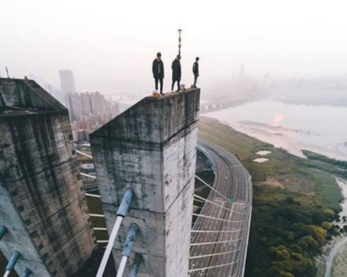 3名男子的位置离地约135.75米。网图