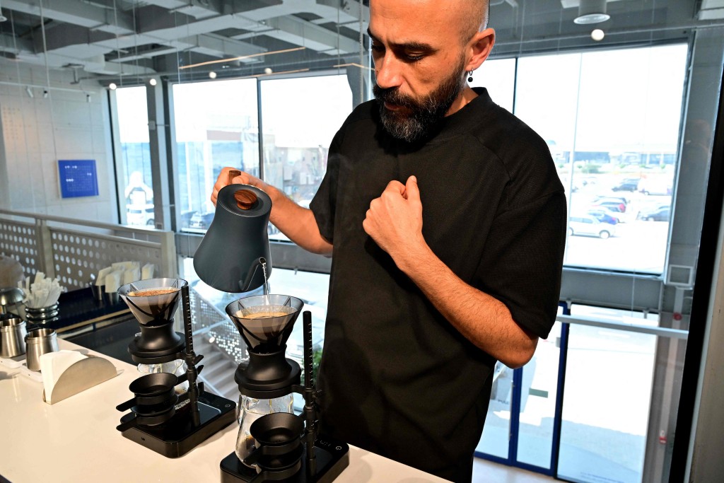 薩格索茲指這款咖啡帶有花果香。法新社