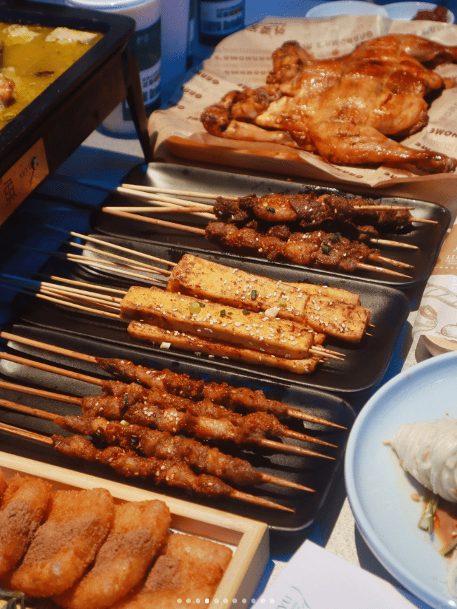 「爐魚」除了主打各款口味烤魚，亦有烤雞、各式串燒小食。  (圖片來源：小紅書@蛋蛋)