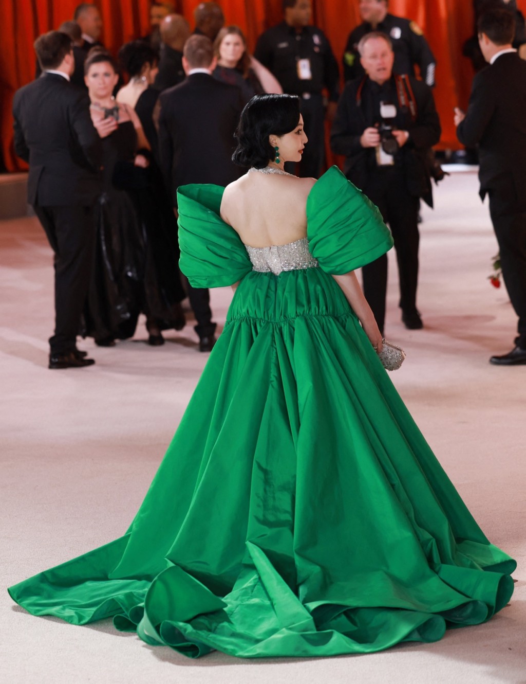 范冰冰亦有现身金像奖，她穿上绿色濶袖晚装登场，更谷胸示人。