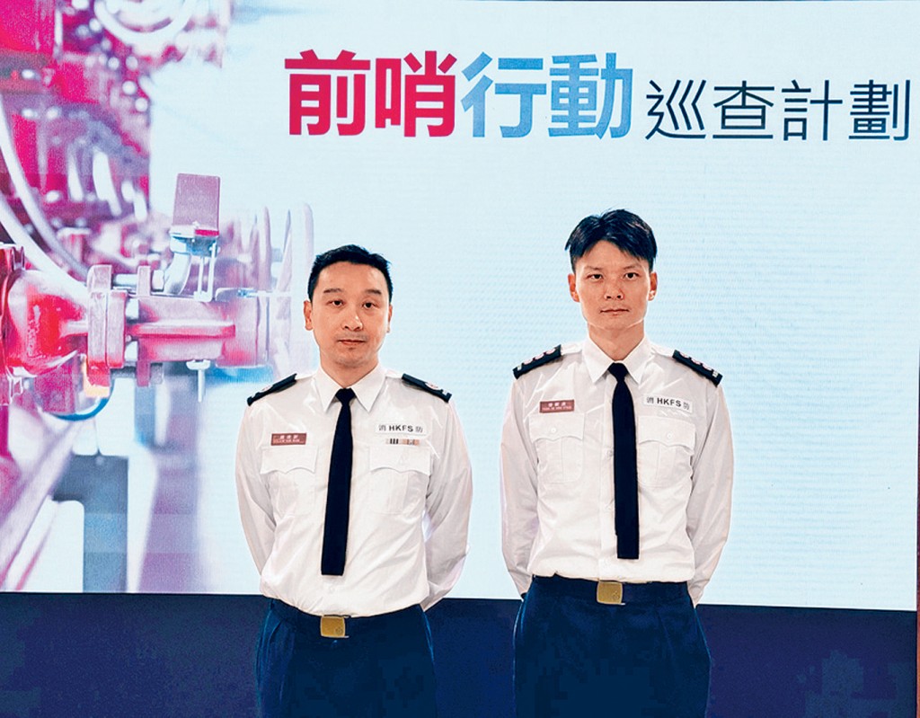 消防區長（政策）羅建新（左）及助理消防區長（消防設施監督）楊嗣康（右）講述「前哨行動」巡查計劃內容。