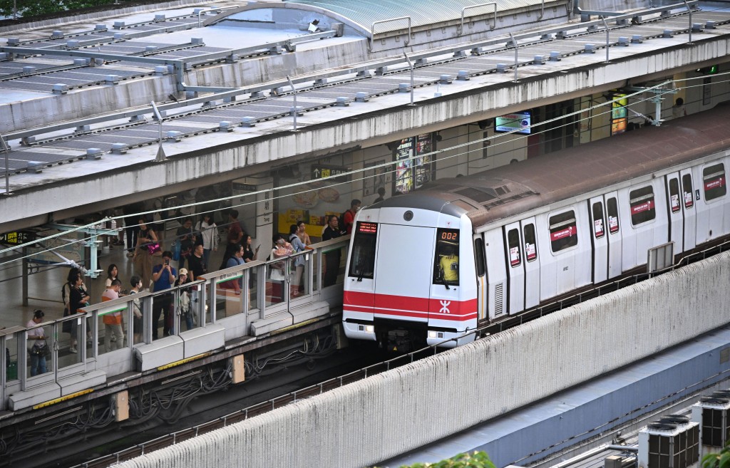 乘客當日使用八達通乘搭港鐵重鐵、輕鐵及新界西北路綫的港鐵巴士,或以車票二維碼乘搭重鐵,均可享車費半價優惠。資料圖片 乘客當日使用八達通乘搭港鐵重鐵、輕鐵及新界西北路綫的港鐵巴士,或以車票二維碼乘搭重鐵,均可享車費半價優惠。資料圖片