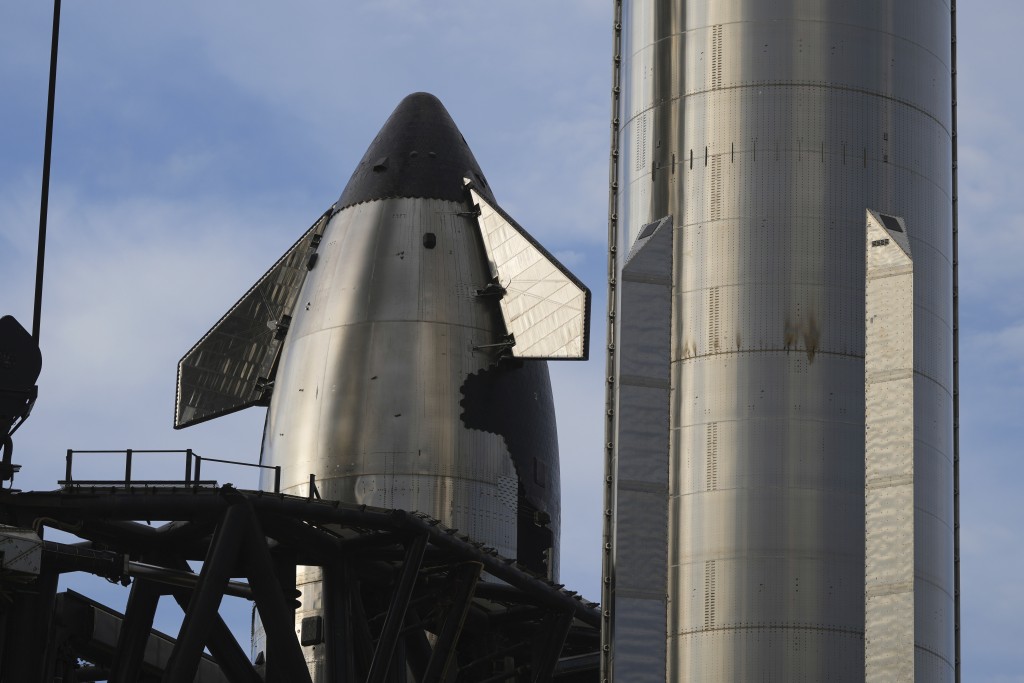 高度約70米的超重型推進器與約52米高的星艦上半部,已組裝在SpaceX在星際基地的發射台上。美聯社 高度約70米的超重型推進器與約52米高的星艦上半部,已組裝在SpaceX在星際基地的發射台上。美聯社