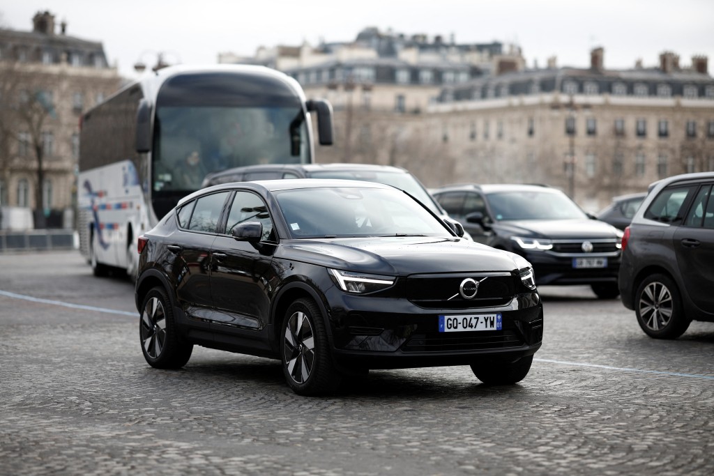 日後駕駛SUV進入巴黎市區，要花更多的泊車費。路透社