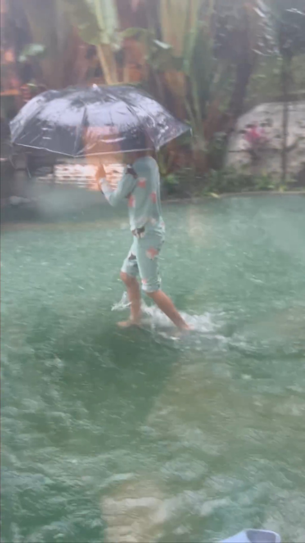 弟弟索性不着鞋，赤脚在水中跑来跑去，玩得十分开心！