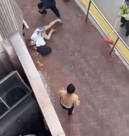 赤膊男終退後。網片截圖