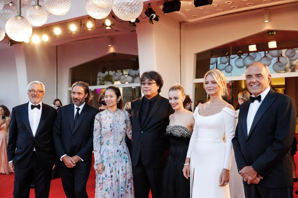 評審團主席奉俊昊率領導演趙婷射亮相開幕禮。