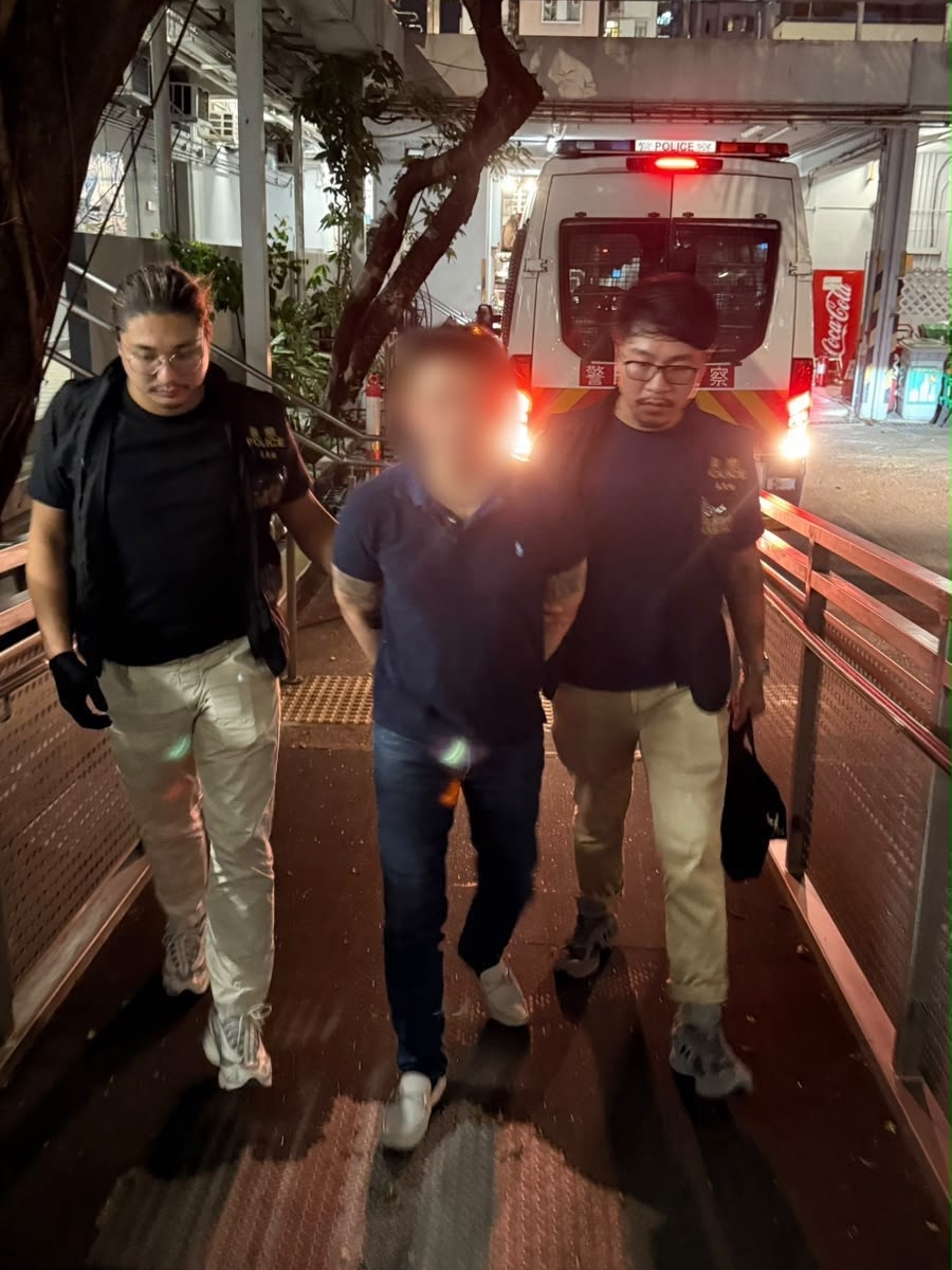 警方拘捕經營毒窟男子。 警方拘捕經營毒窟男子。