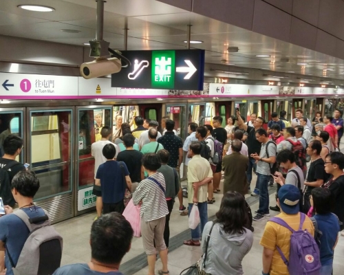 西鐵最繁忙路段載客率高達101%。 資料圖片