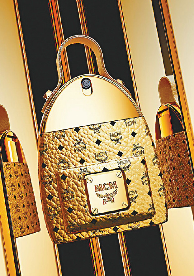 MCM Ultra $700  　　前調為黑加倫子、粉紅胡椒、紅粉佳人蘋果，而瓶身設計靈感來自品牌搶眼奪目、以柏林金色為主調的經典旅行背包款式。