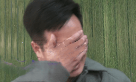 劉先生得悉存款全花完悲痛欲絕。小莉幫忙 劉先生得悉存款全花完悲痛欲絕。小莉幫忙