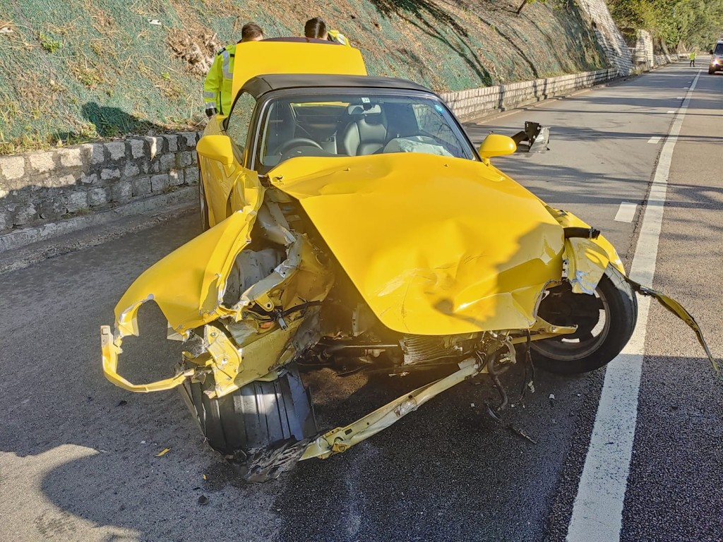 黃色私家車車頭盡毀。
