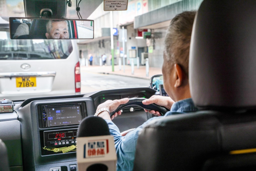 60多歲的司機周先生則分享，身邊一位70多歲的行家朋友表示「做埋呢幾日就唔做啦」，嘆稱對於電子支付不熟悉，被迫提早退休。