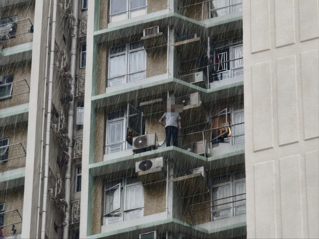 男子危站时一度风雨交加。尹敬堂摄