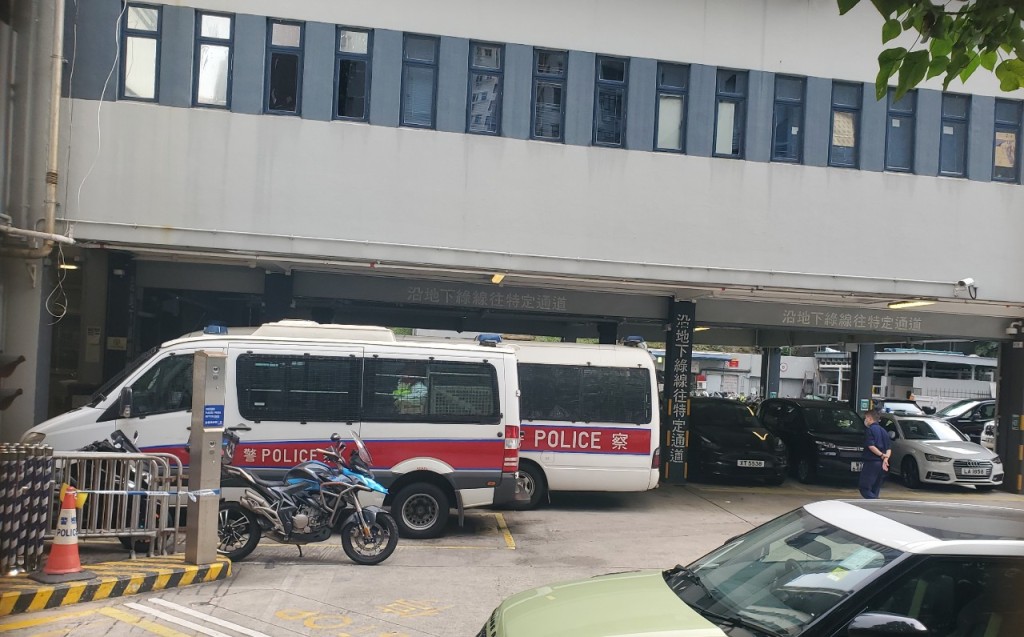 警方表示，一名隶属港岛总区交通部的男警务人员在警署内怀疑意外走火。杨伟亨摄
