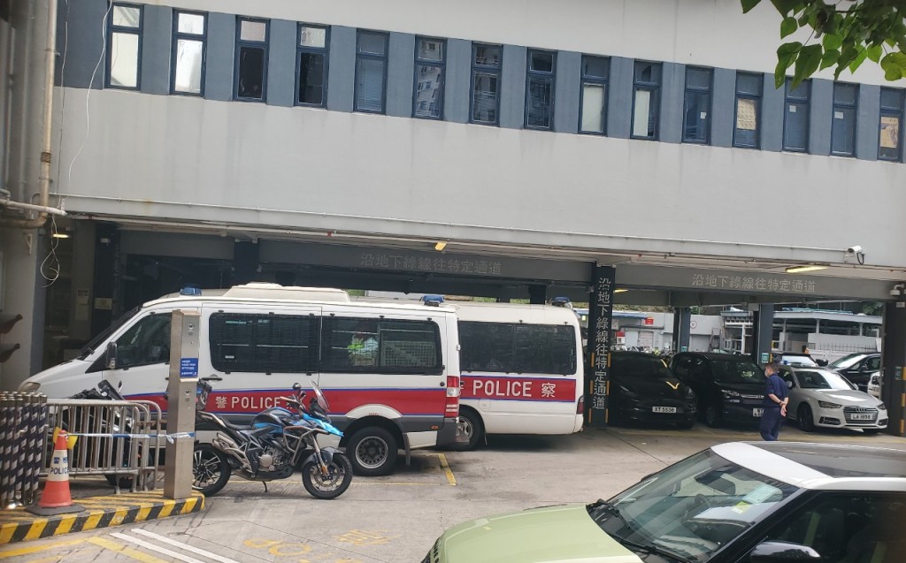 警方表示，一名隸屬港島總區交通部的男警務人員在警署內懷疑意外走火。楊偉亨攝