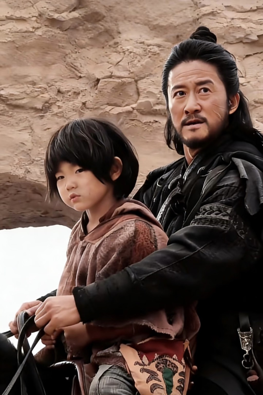 電影遠赴新疆荒漠實景拍攝。