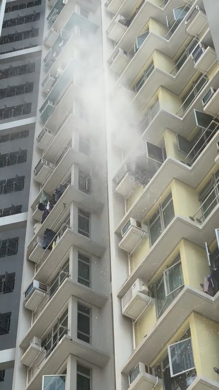 德朗邨德珑楼一单位冒出大量浓烟。区议员张景勋fb图片