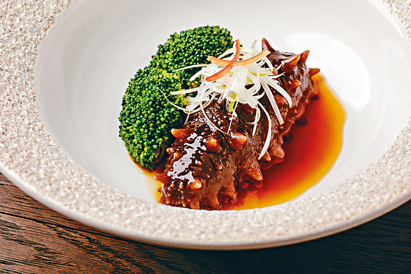 濃扣家鄉釀遼參     米芝蓮盛宴八道菜式之一精選名貴遼參，用高湯煨煮入味，是一道滋補佳餚。