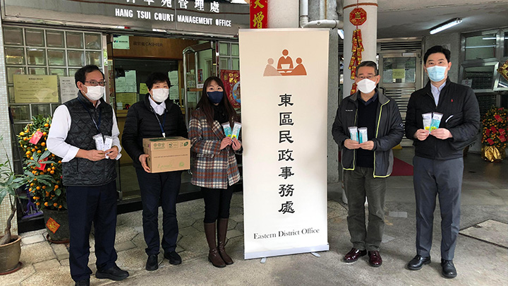 當局向東區多個屋苑員工派快速測試套裝。