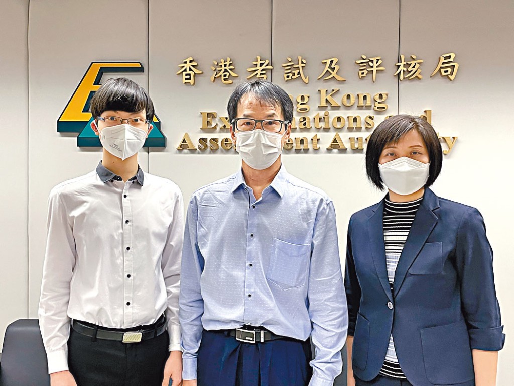 黃子諾(左)指,首次到隔離試場監考,與考生的「另類相處」感到窩心。