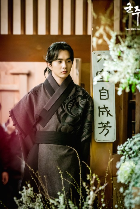 俞承豪17年在韓劇《君主-假面的主人》已挑戰過古裝Look。