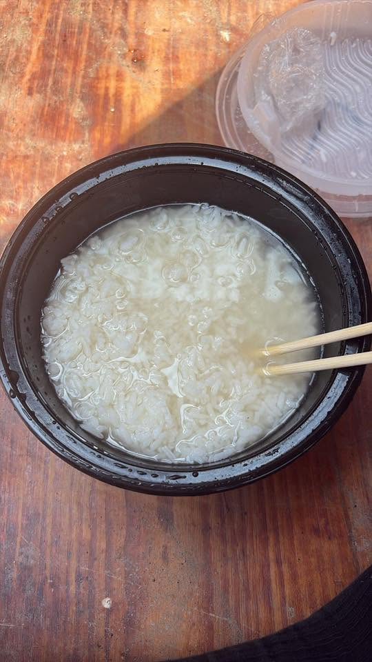從樓主上載平日伙食的相片可見,膠飯盒內竟然真的只有滿滿的白飯(香港帶飯關注組@facebook帖文截圖) 從樓主上載平日伙食的相片可見,膠飯盒內竟然真的只有滿滿的白飯(香港帶飯關注組@facebook帖文截圖)