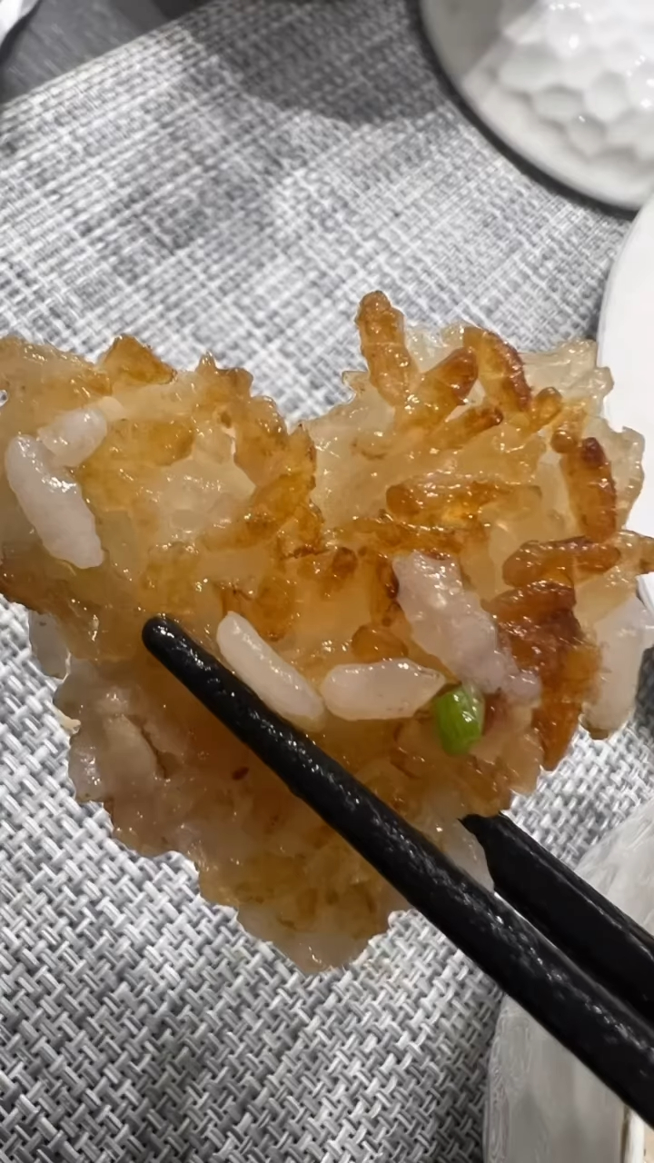 李彩華拿起心形飯焦拍片。