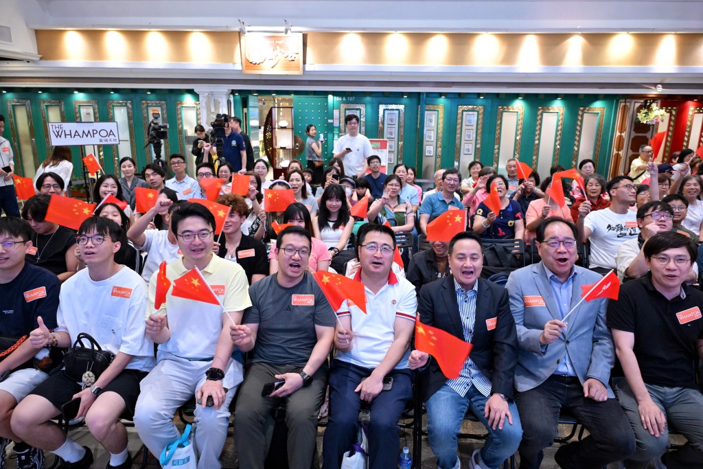 大批市民在商場準備見證港產太空人升空歷史性一刻。 大批市民在商場準備見證港產太空人升空歷史性一刻。