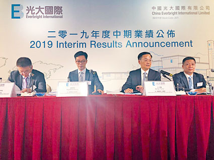 王天义(右二)指，该公司遭遇疫情和补贴政策变动的「双重黑天鹅 」。