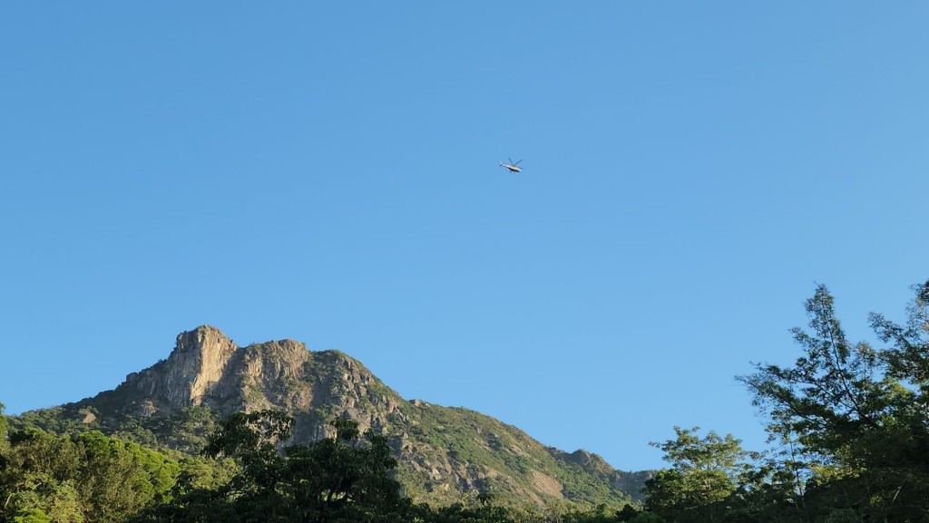 獅子山山頭上亦見飛行服務隊的搜救飛機在盤旋。黎志偉攝