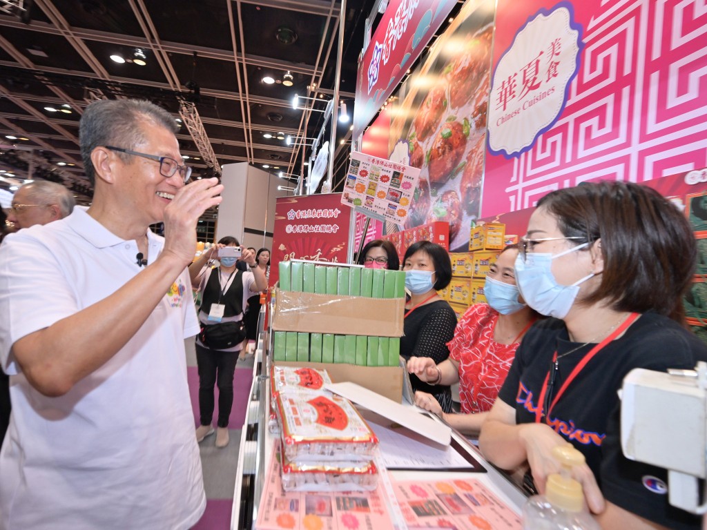 陈茂波很高兴看到参与美食市集的展商和市民都展现欢乐笑脸。陈茂波网志图片