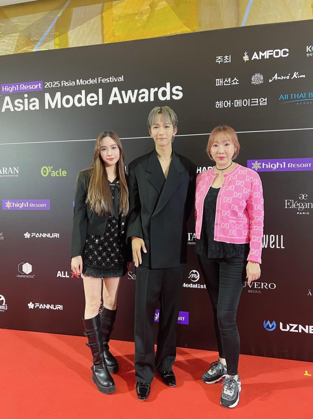 左起︰ACE娛樂旗下藝人Lenna T.,她精通韓文,出任Alton翻譯,並與Alton、唐安麒合照。 左起︰ACE娛樂旗下藝人Lenna T.,她精通韓文,出任Alton翻譯,並與Alton、唐安麒合照。