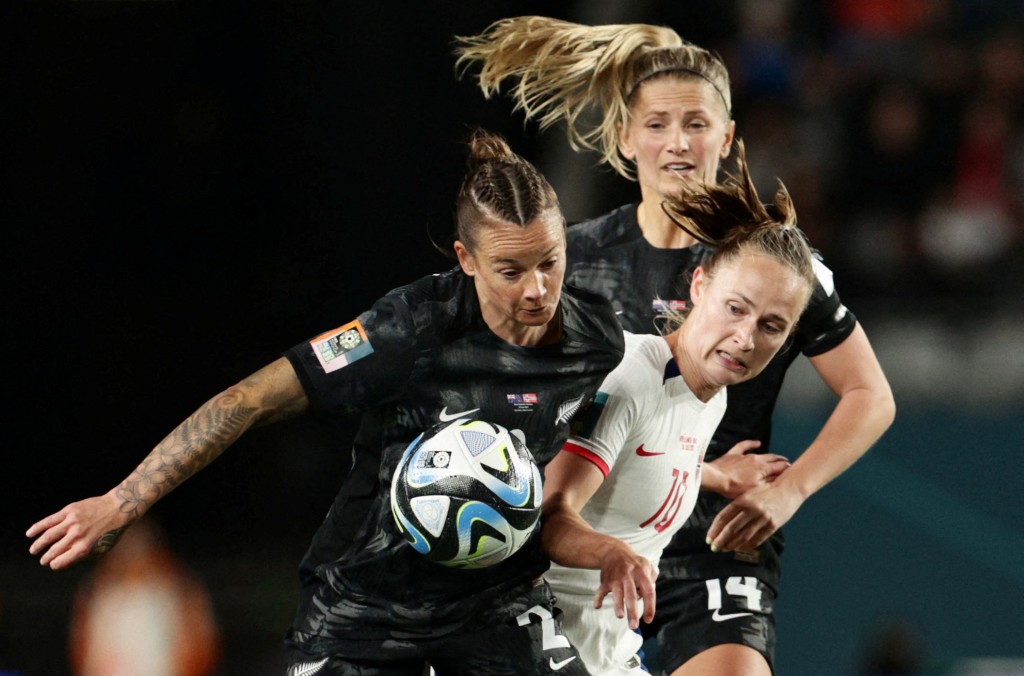 挪威翼鋒卡露蓮漢臣被兩名新西蘭球員夾擊。REUTERS
