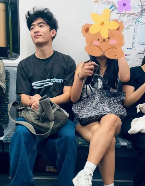 Lucas早前被網民於澳洲地鐵內捕獲，身旁還有一名衣着清涼的少女。